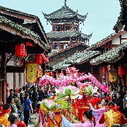 国庆假期第二天全社会跨区域人员流动量超3亿人次，中短途出行增长明显