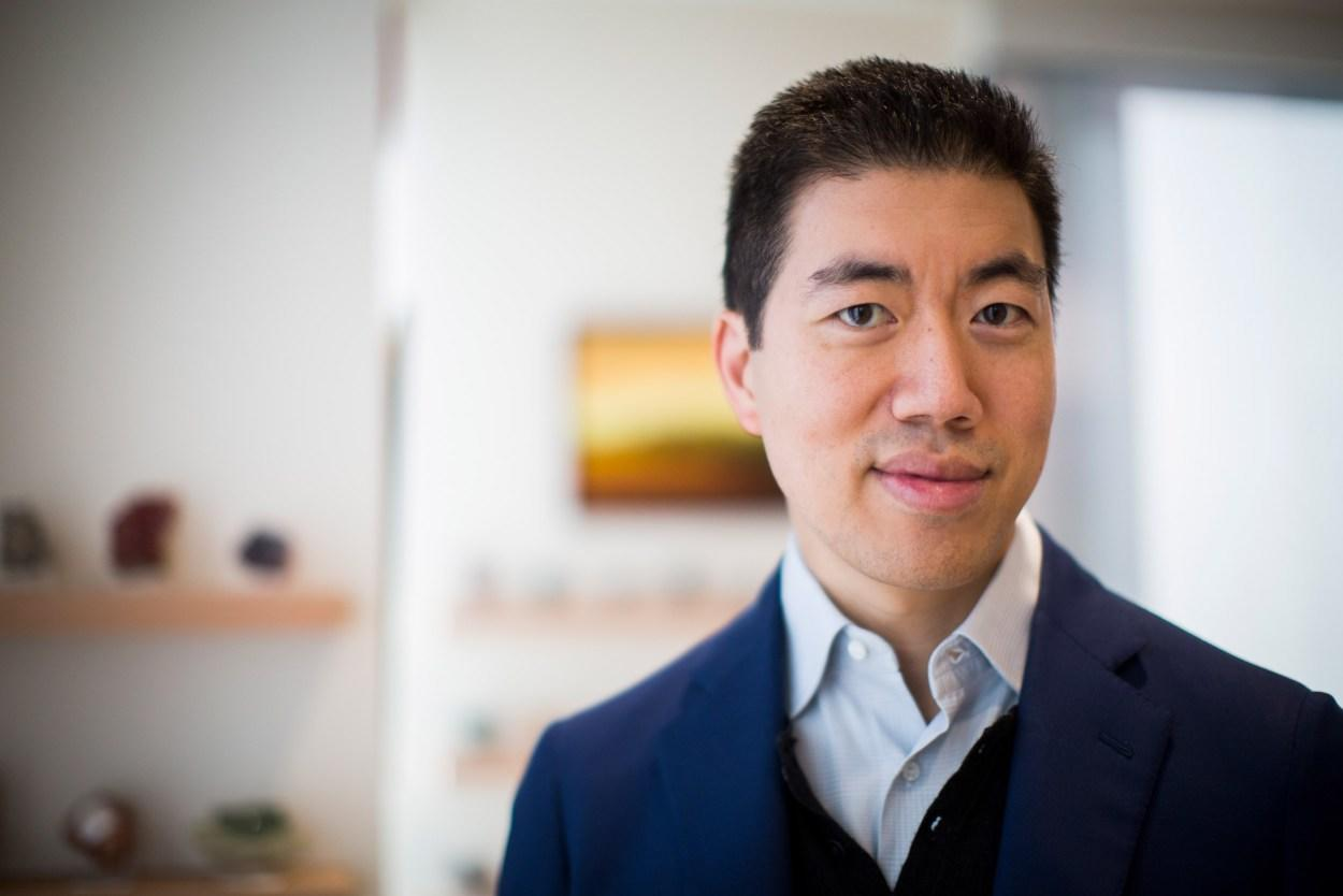 精准基因编辑、蛋白质电子转移、自组装单分子层，谁能摘得诺贝尔化学奖？两位专家给出他们的判断