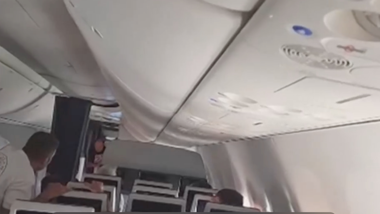 视频丨迪拜航空机长回忆遭袭细节：后脑勺遭重击，拼死打开驾驶舱门