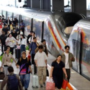 国庆假期返程客流启动，长三角铁路今日预计发送超380万人次