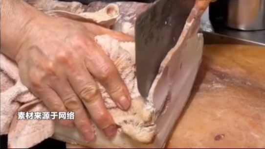 中新网评三片回锅肉105元：餐饮明码标价外，更需明白消费