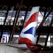 英航赴美航班高空骤降八千余米后返航，安全降落希思罗机场