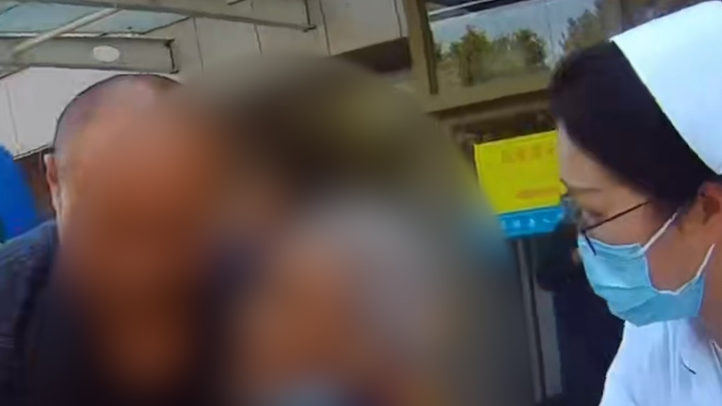 老人在山东临朐一景区突发疾病，山上山下接力顺利送医