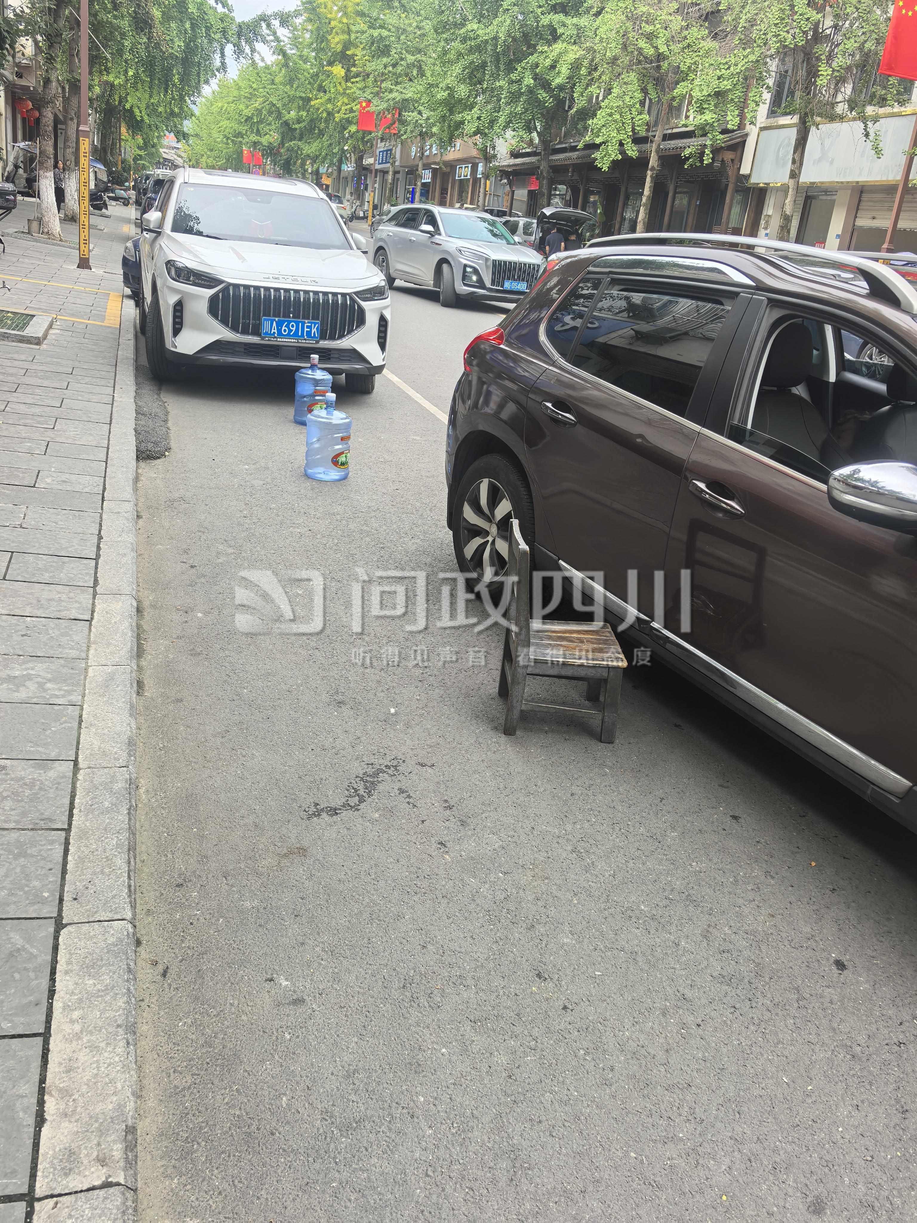 游客称成都街子古镇街道被商家占用收停车费，镇政府：已批评