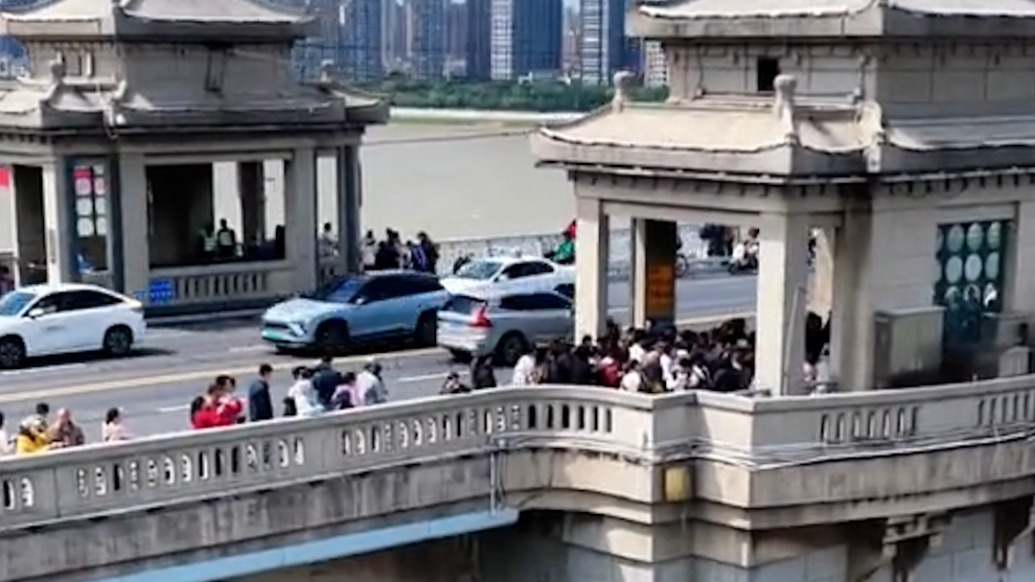 武汉长江大桥武昌桥头堡迎来游客，此前曾封闭多年市民呼吁开放