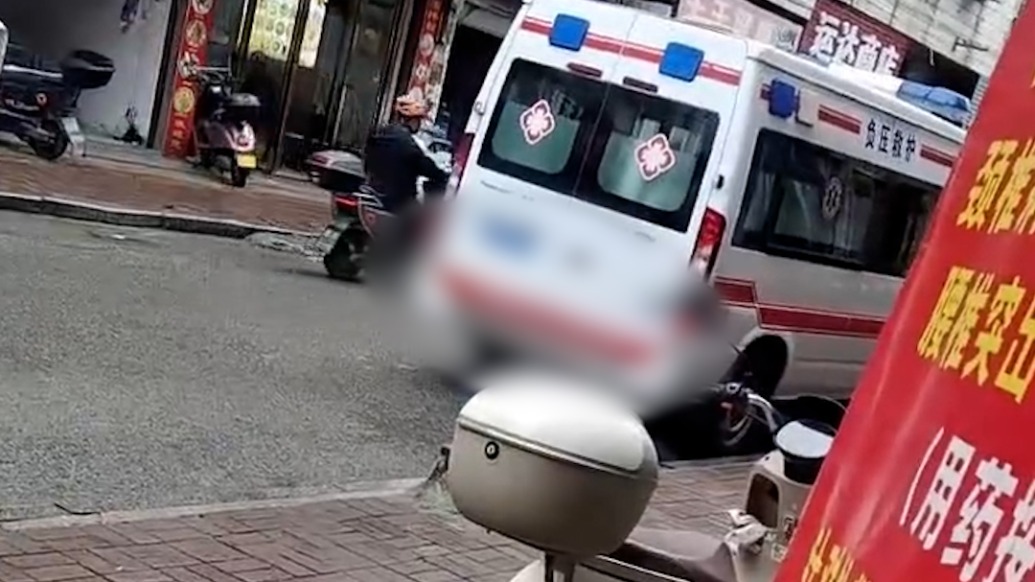 “救护车”亮警灯驶入粉店有人下车吃粉？湖南靖州卫健局：非官方转运车，节后会调查