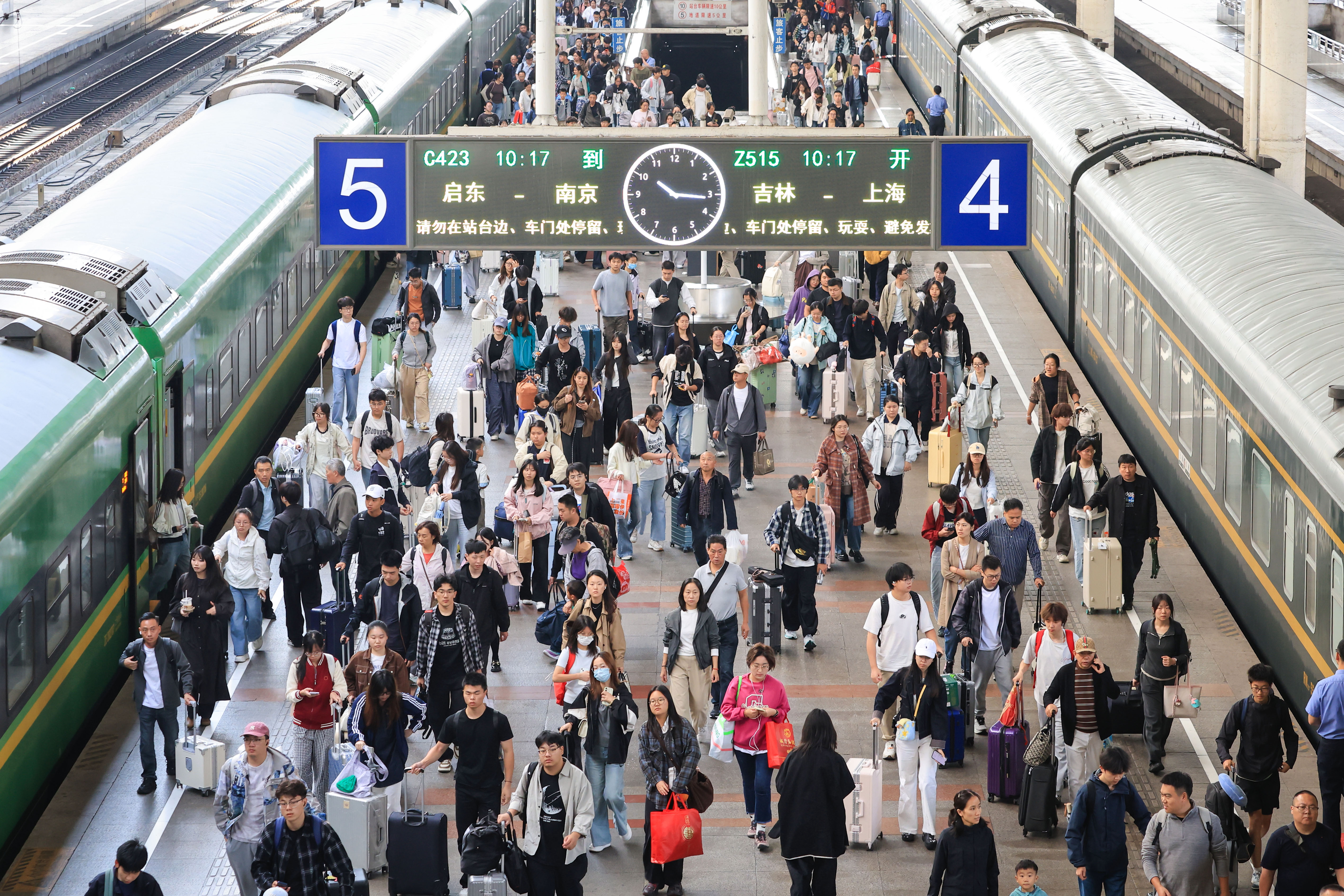 交通运输部：今年国庆假期累计全社会跨区域人员流动量预计21.44亿人次