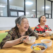 人民日报政策问答·回应关切：养老服务消费券，如何推进应享尽享