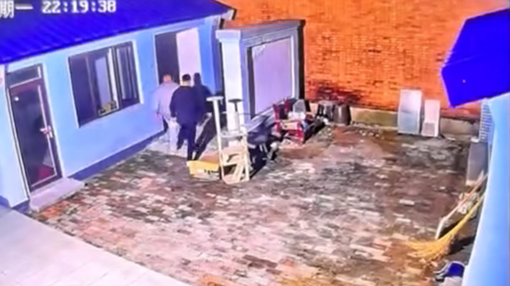 亲友称28岁女子与前男友争吵次日被发现死亡，警方：肺炎基础上抑郁药物中毒致死