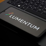美国光通信龙头Lumentum：光器件产能售罄，供货排期延至2029年初