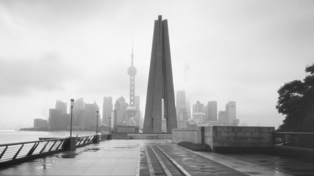 看展览｜从煎一块牛排需要2分30秒，看摄影师针孔相机里的上海时间