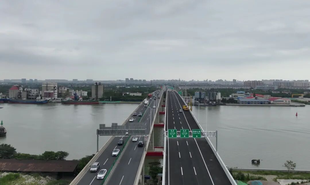 黄浦江上第四座跨江大桥变身“双子桥”，奉浦大桥西桥通车