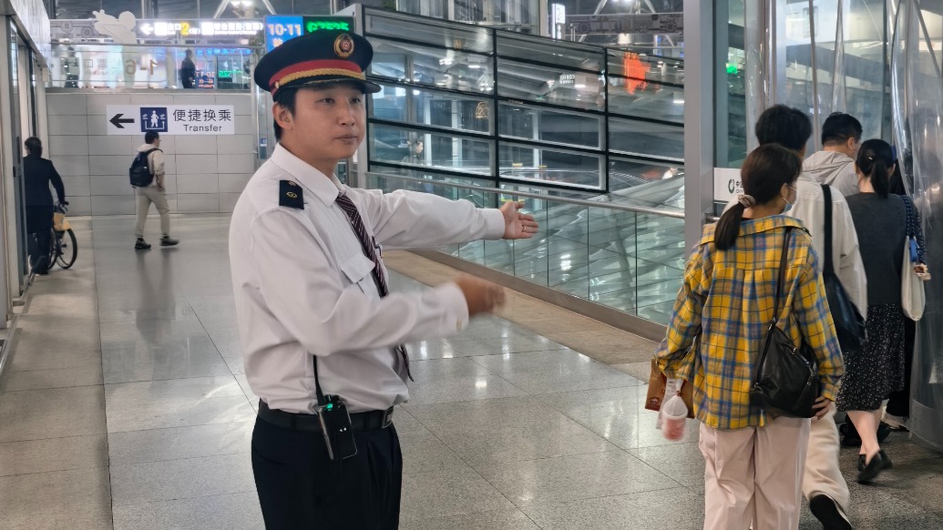 暖侬心｜“他像海绵宝宝一样对待工作！”女孩身体不适乘高铁坐过站，车站工作人员帮开证明还送她上车