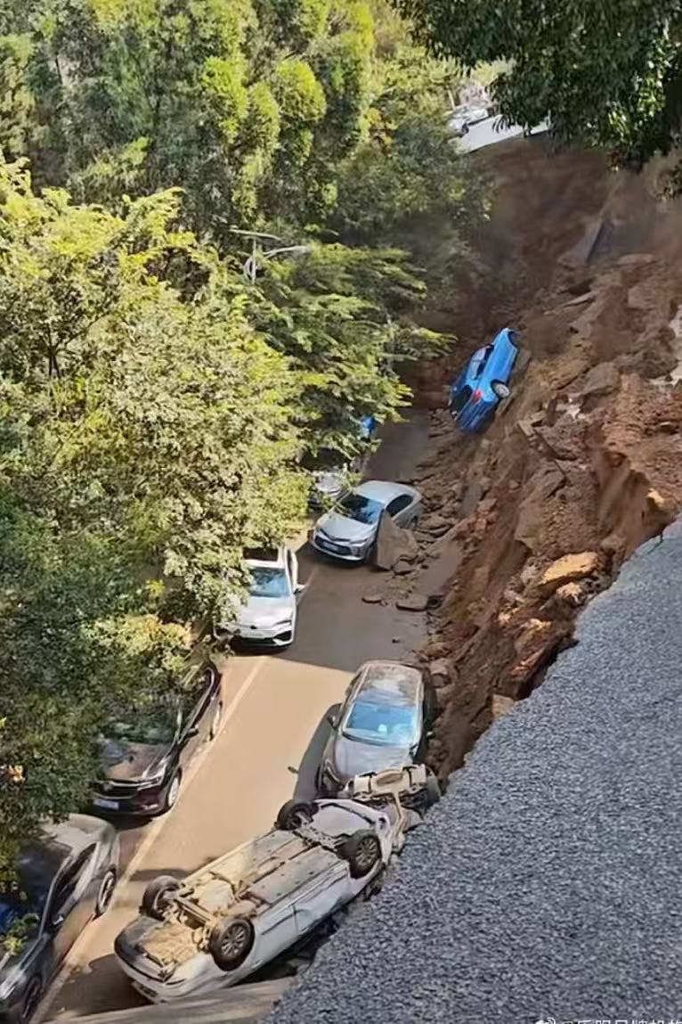 昆明市西山区一道路坍塌致多车受损，官方：无人员伤亡