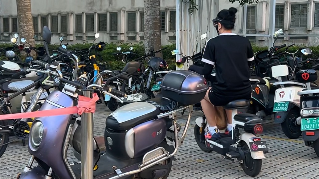 探访两所大学电动车管理现状，学生称上下课高峰常见车擦人而过