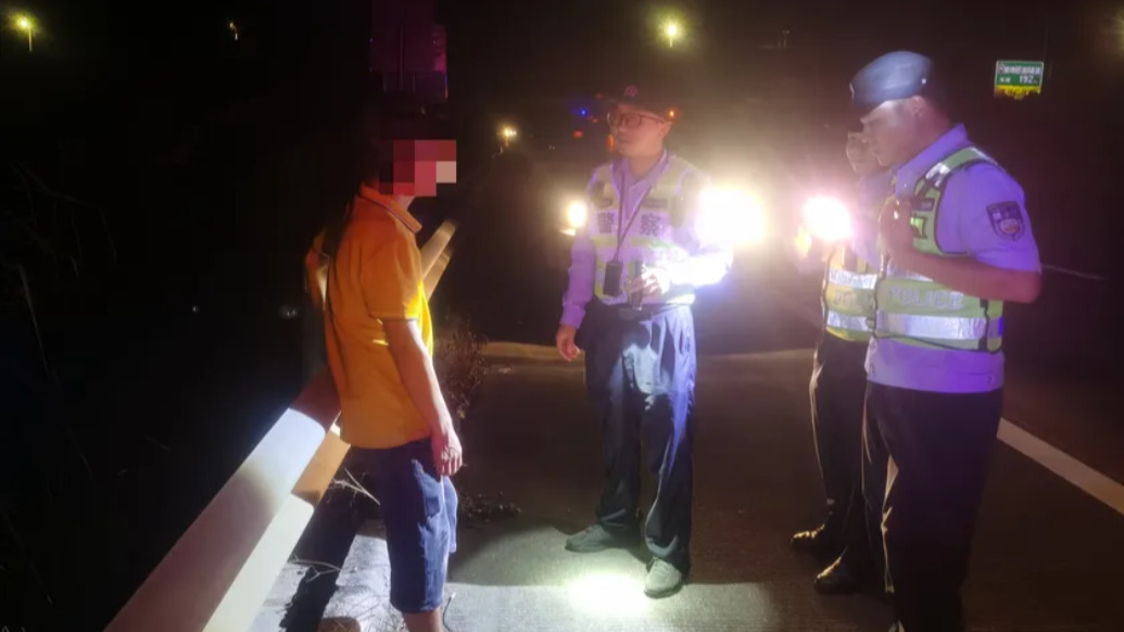 醉酒男子深夜在高速上逆着车流走，交警赶赴现场带离
