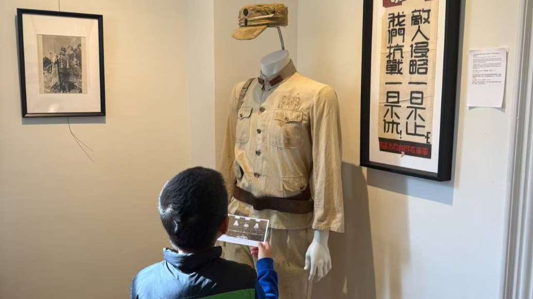 “世界不应该忘却东京审判” ，南京籍华人花4万美元拍下检察官萨顿手稿后，在加拿大自办展览