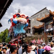 国庆假期酒店民宿市场增长明显：多地酒店连续满房，长线游、入境游双线走强