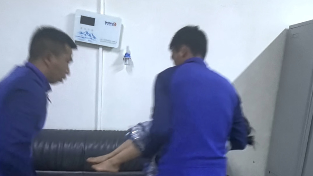 一家三口在香格里拉旅游发生车祸，家长受伤入院，消防员救援后化身“临时家长”看护儿童