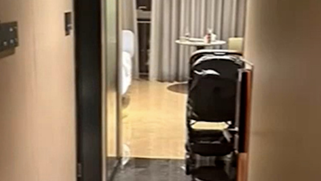 夫妻给娃洗澡被困卫生间4小时丈夫撞门自救受伤，酒店：愿提供20倍房费及3年到店免费住宿的补偿