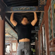 人民锐评：“高铁免提”与“古建引体”，文明养成需守住“公私之界”