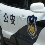 警方通报：女子试驾操作不当驶上人行道，致一名行人受伤