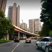 广州一“痛车”红绿灯路口压实线被拍，交警提醒改变车身颜色需备案