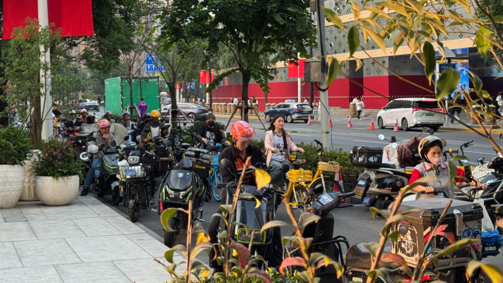 非机动车道变成了“停车场”，商圈停车难题是否有解？