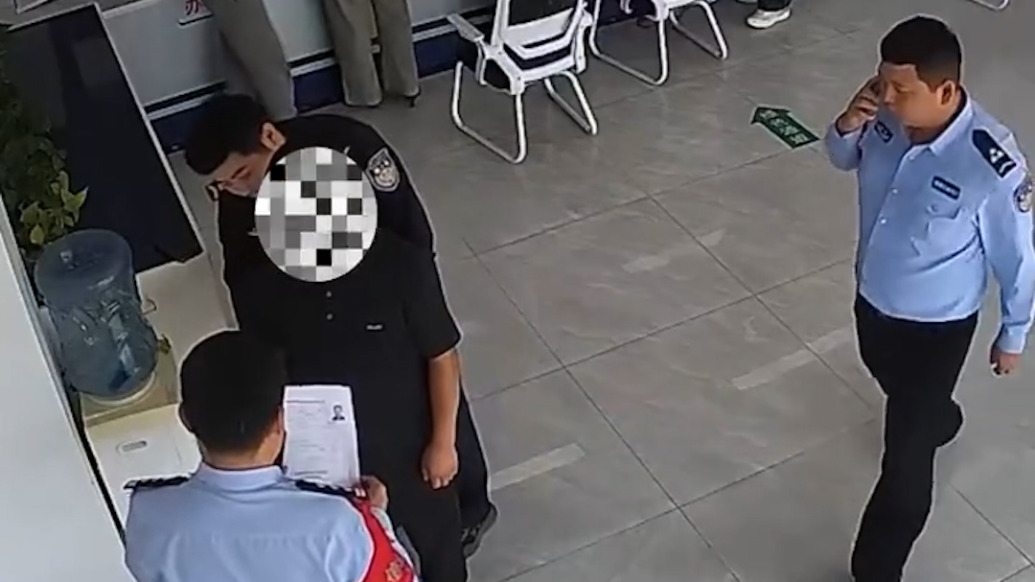 网逃人员到派出所窗口办证，户籍辅警一眼认出后拖延稳住并上报