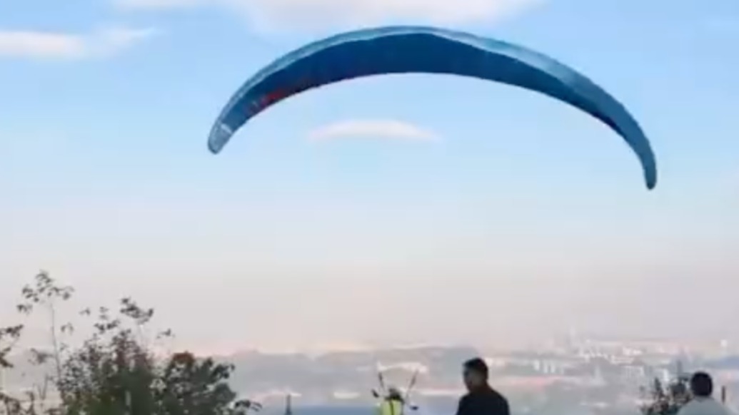 一滑翔伞飞行途中遇气流挂在树上，贵州省低空运动协会：非商业载客飞行，本人安全自行撤离