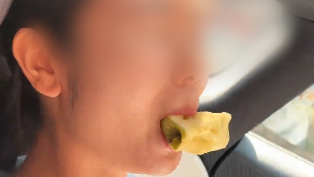 “苹果卡嘴取不下来”火上热搜：女子否认摆拍晒急诊缴费单，医院工作人员回应