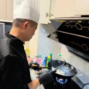 代扔垃圾、上门助浴、上门做饭成灵活就业新选择，“新饭碗”如何端得更稳