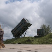 乌克兰“爱国者”导弹见底、星盾限速，欧洲将要求泽连斯基少骂美国