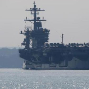 美军“罗斯福”号航母停靠日本横须贺基地