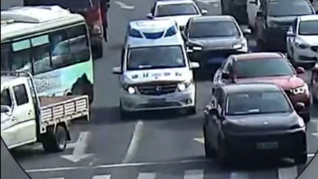 浙江绍兴4辆车同步45°让行救护车，14秒抢出“生命通道”