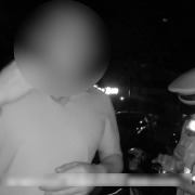 自认为“状态挺好”醉驾上路，武汉一司机在路口熟睡被民警反复拍窗喊醒