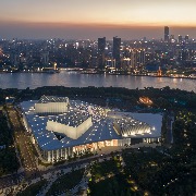 费加罗、托斯卡、茶花女轮番唱起，上海大歌剧院快闪歌声中拉开大幕