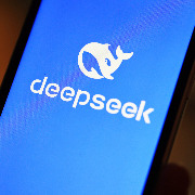 “许愿式”编程能力升级！DeepSeek上新：开放自研搜索API，千次调用仅5元