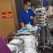 贵州兴义一辆轿车掉入沟中，救援队吊车作业时车辆掉落致轿车司机身亡