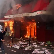 法国骚乱丨全法约55万人抗议，巴黎等多地在燃烧，奢侈品店被砸抢