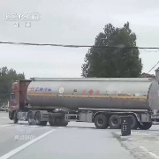 焦点访谈丨村庄被8家化工厂包围，危化品“黑窝点”为何十余年难除？