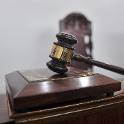 山东一“仙人跳”团伙被诉：女局长被敲诈19万，三受害人曾被采取刑事措施