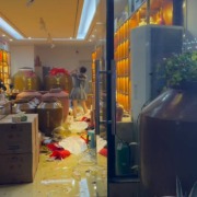 宜宾警方通报女子打砸酒水经营店铺：其已被送往医疗机构诊断治疗