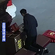 专盯寺庙功德箱！男子自制工具偷香火钱，“拜佛”时被当场控制