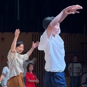 “狗熊哆嗦毛”跳进了剧场，专业舞者手把手教你跳