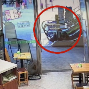 老人抱着幼童携溜溜车乘扶梯摔倒，米线店店长按急停键救下