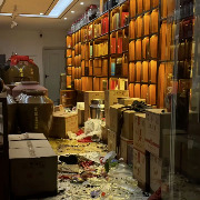 四川宜宾警方通报“女子打砸酒水店铺”：突然情绪失控，已被送往医疗机构诊断治疗