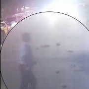 司机驾车时身体不适车辆失控出事故，“00后”辅警果断砸窗救出被困司机