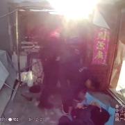 老人在家摔倒房门紧锁，辅警翻墙救助