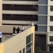 女子在30米高的天台上欲轻生，济南民警抓住时机一把拽下救回
